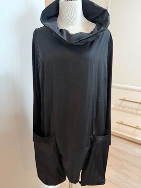 Eccentric black tunic.  Great travel piece.  Size L